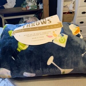 Plush wine & cocktail throw NWT great gift soft cozy fleece Hygge